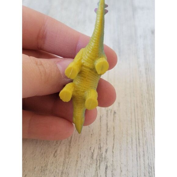 Mini purple blue stegosaurus dinosaur toy figure - Picture 3 of 4